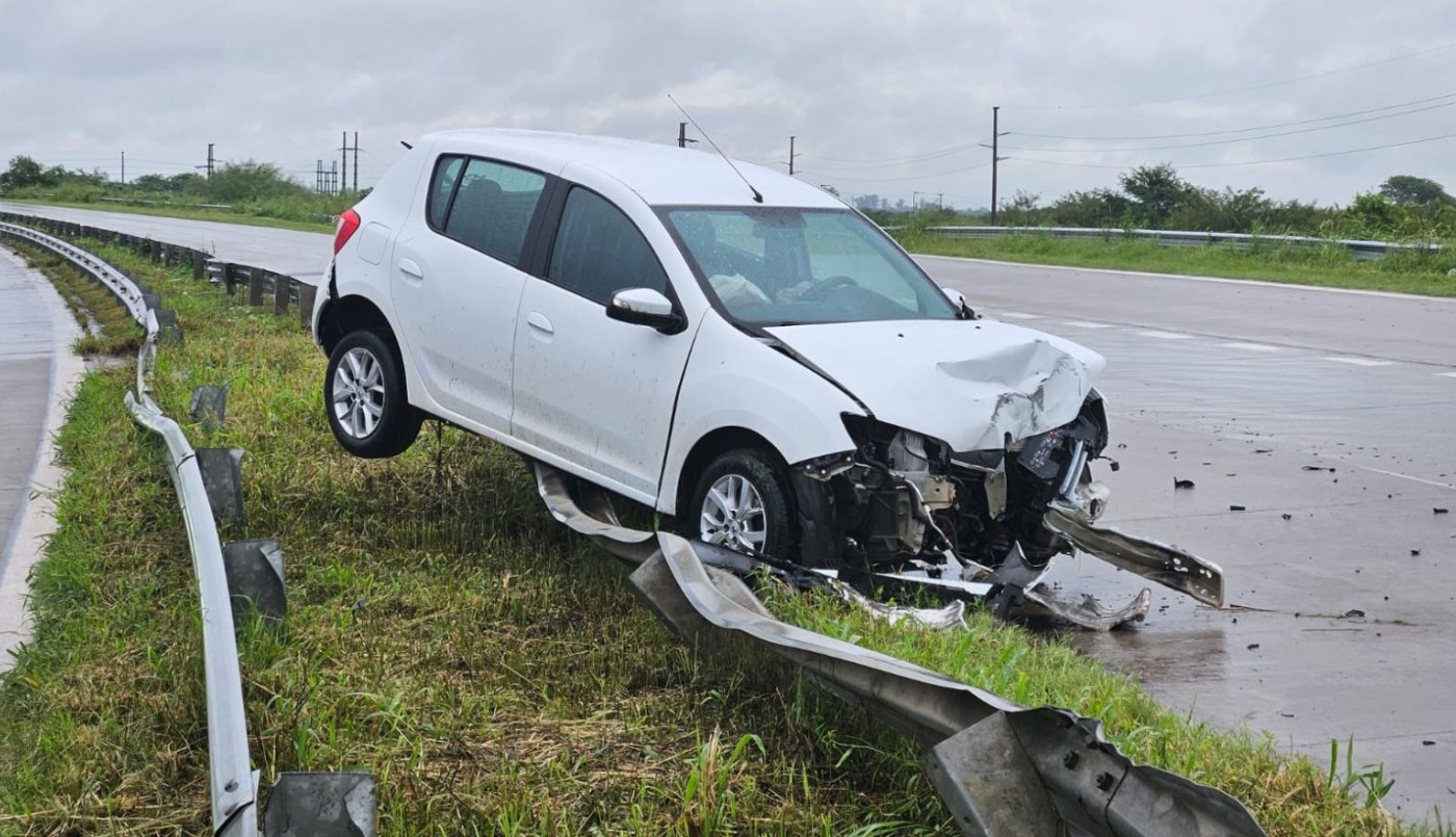 Circunvalación Oeste: automovilista perdió el control y quedó arriba del guardarraíl | Policiales