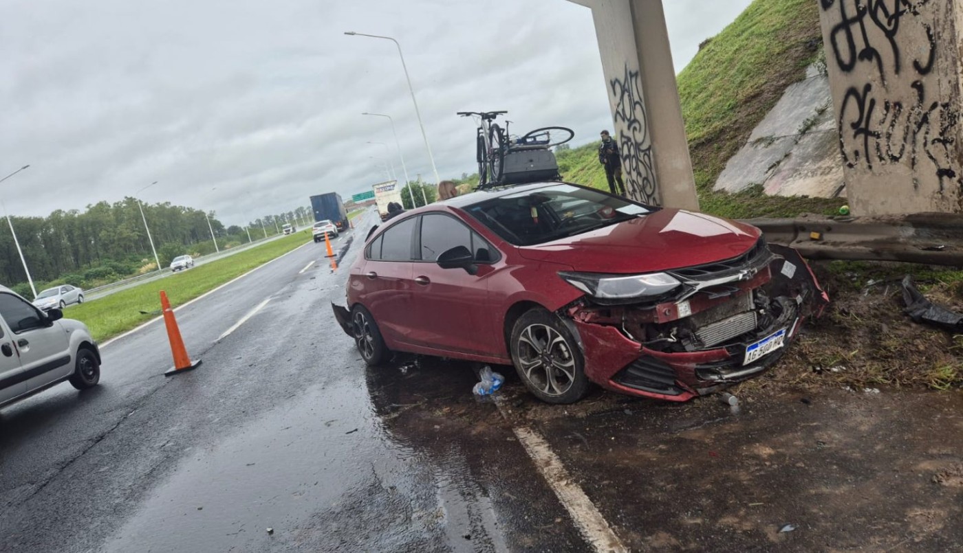Dos autos y un camión chocaron en el acceso de la autopista | Policiales