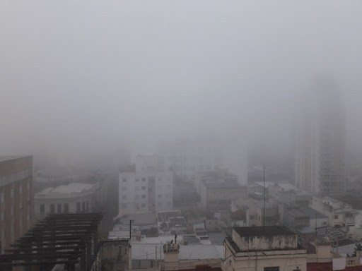Una intensa niebla cubrió la ciudad esta mañana de jueves | Información General