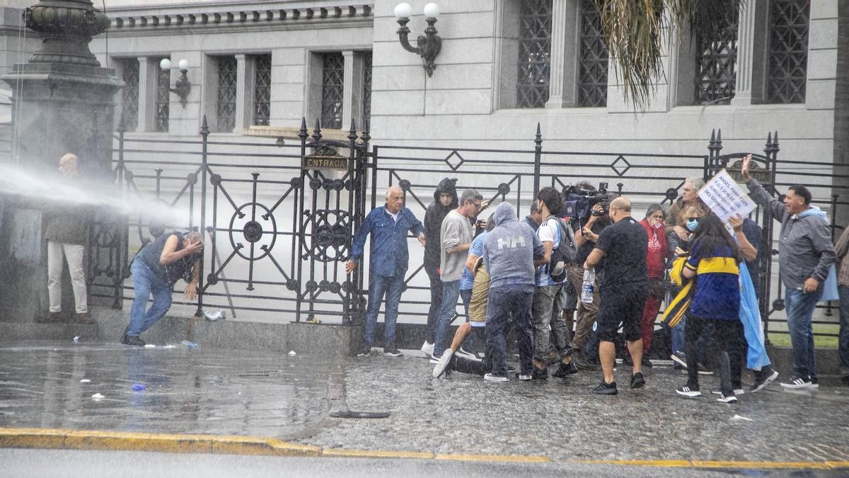 Marcha de los jubilados: hay 20 policías heridos tras ser atacados por los barrabravas | Nacionales