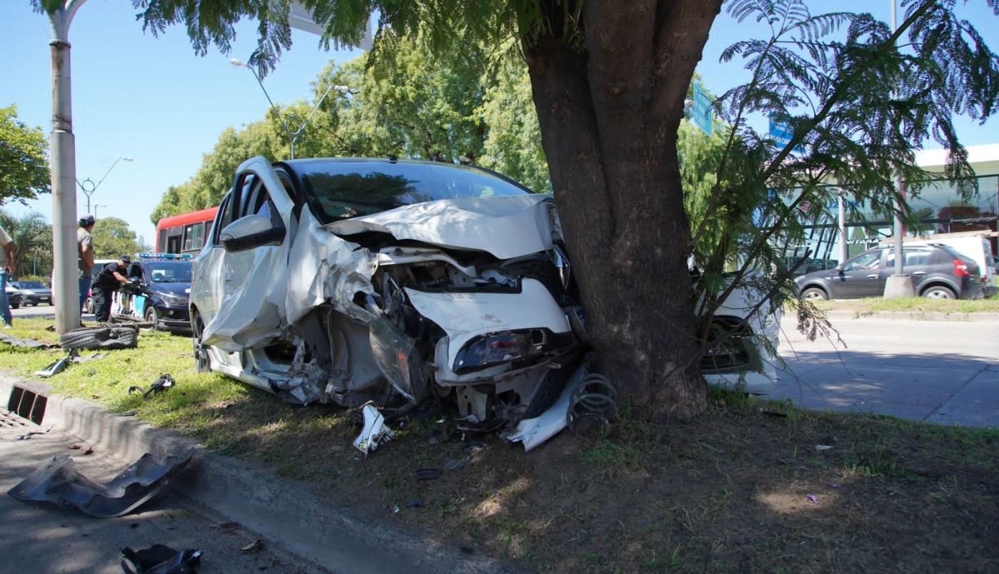 Lo encerró un camión y chocó contra un árbol: lo salvó el airbag | Policiales