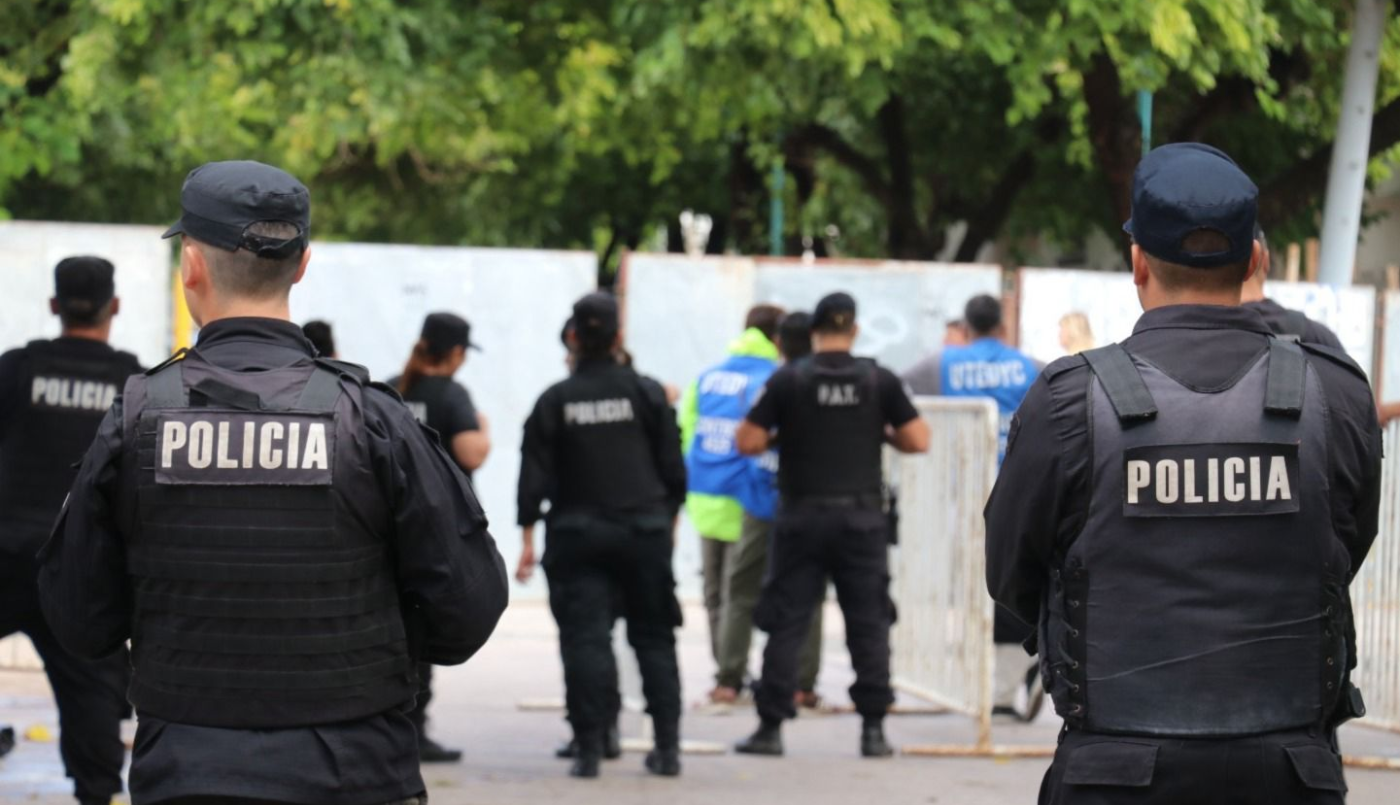 El Gobierno equipa a la Policía con pistolas de electroshock y de proyectiles cinéticos | Información General