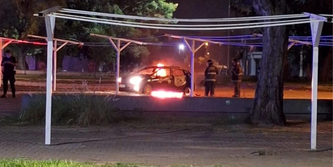 Incendiaron un auto en Avenida Facundo Zuviría | Policiales