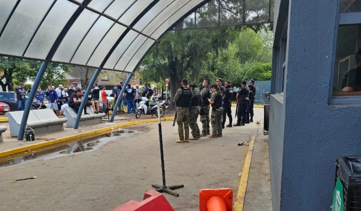 Batalla campal en el Hospital San Roque de Gonnet: tiroteo entre presuntos barras con vínculos sindicales | Nacionales