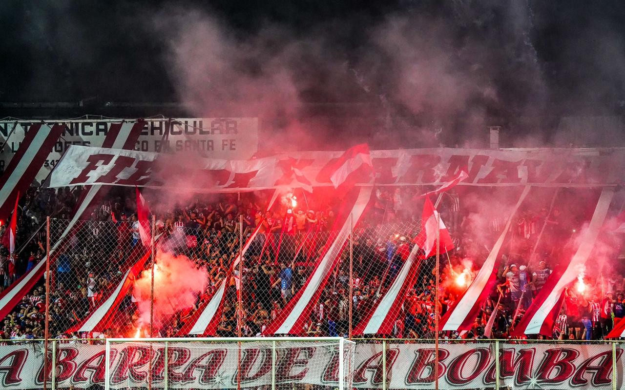 Balearon el auto en el que se dirigía un barra de Unión | Policiales