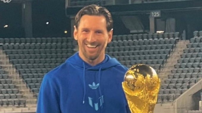 La emotiva reacción de Messi al reencontrarse con la Copa del Mundo | Deportes