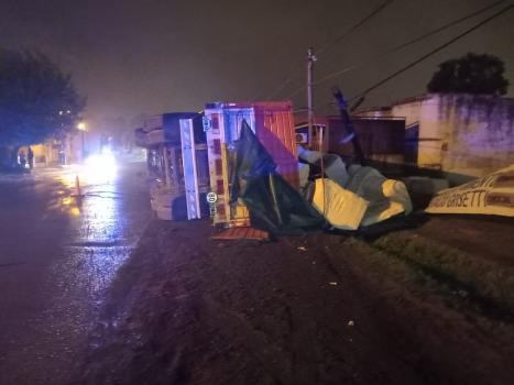 Un camión volcó en la Ruta Nacional 11 a la altura de Recreo | Policiales