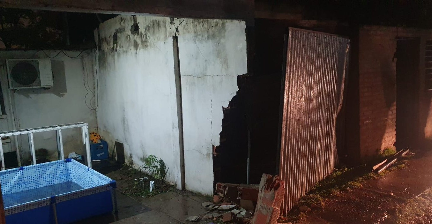 Un patrullero chocó contra el portón de una vivienda | Policiales