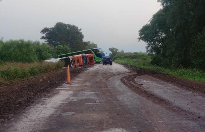 Un colectivo chocó al patrullero que custodiaba el camión volcado en ruta 4 | Policiales