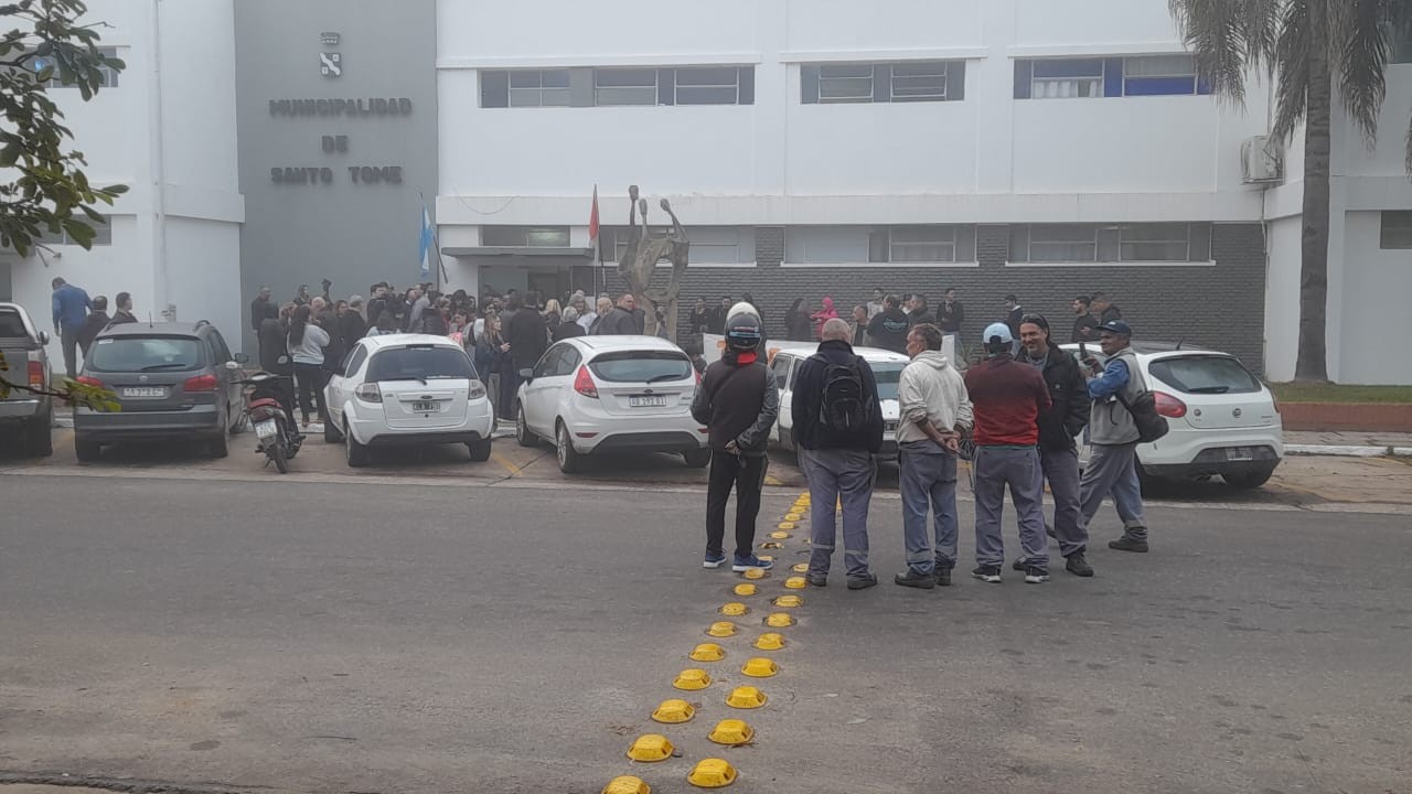 Municipales de Santo Tomé reclaman frente al municipio | Noticias