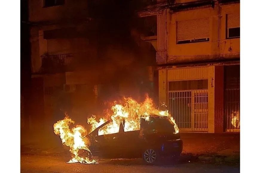 Durante la madrugada se incendió un auto en barrio Candioti | Policiales