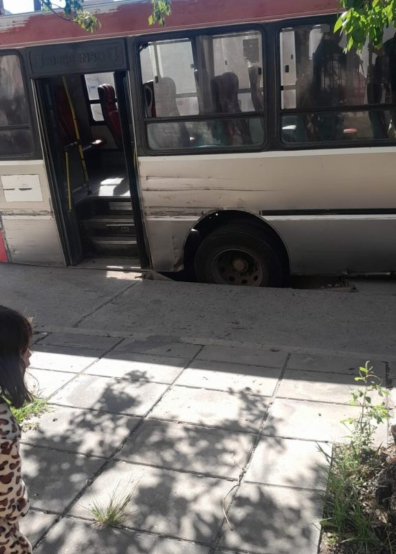 Un colectivo quedó atrapado tras hundirse el pavimento | Noticias