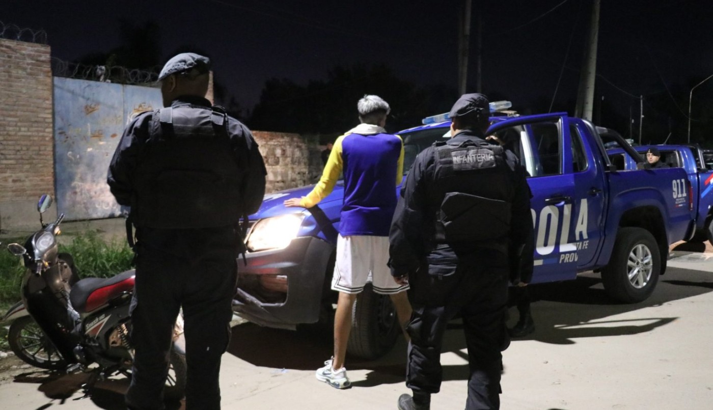 Apresaron a cuatro personas e incautaron dos armas de fuego en barrio San Lorenzo | Policiales