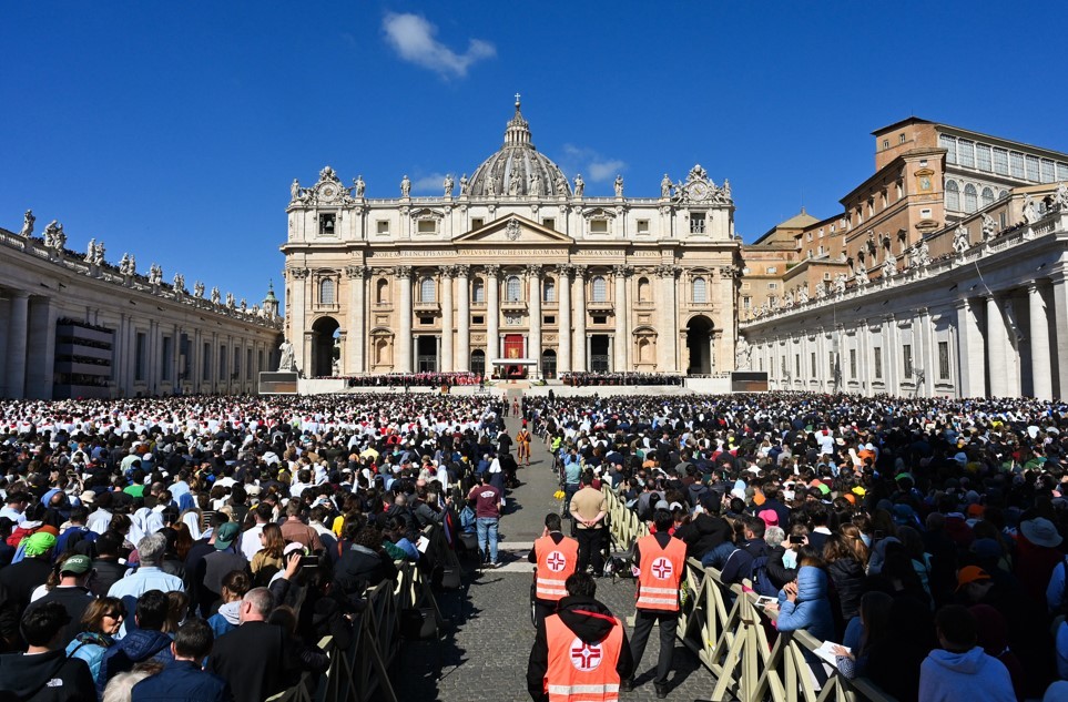 Más 140 mil fieles llenan la plaza San Pedro para el histórico funeral de Francisco | Información General