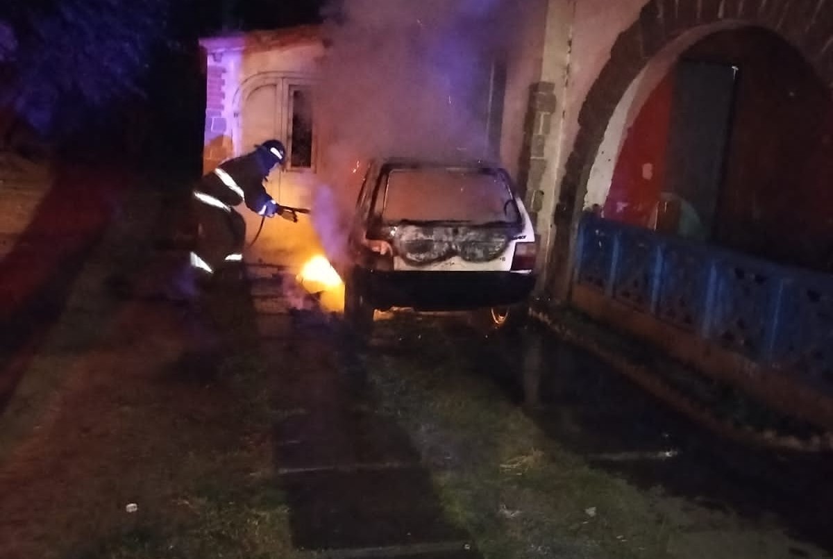 Incendiaron un auto en la ciudad de Santo Tomé | Policiales