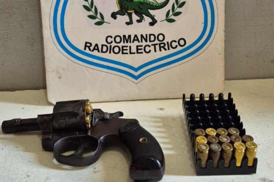 Detuvieron a tres personas por tener un revólver oculto en un balde con ropa | Policiales