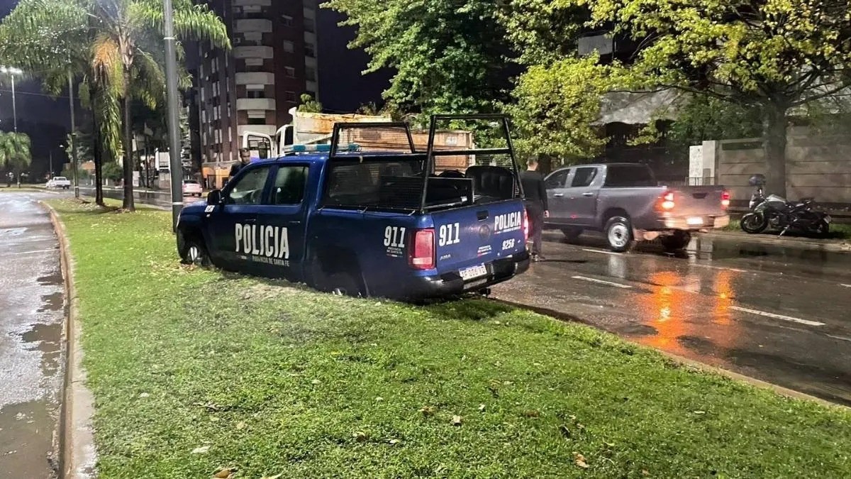 Un patrullero quedó enterrado en un cantero en plena tormenta eléctrica | Noticias