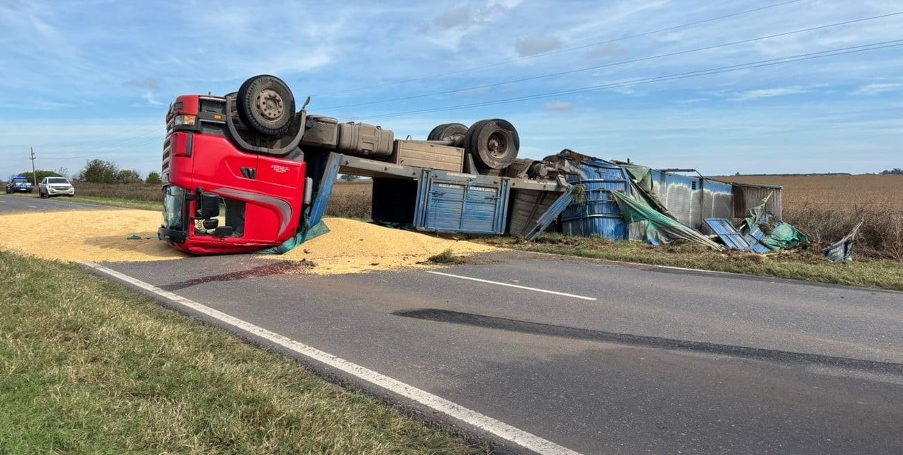 Se produjo un impactante vuelco de camión en Ruta 13 cerca de El Trébol | Información General
