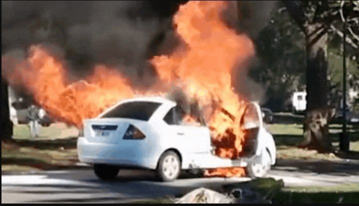 Barrio Sargento Cabral: se incendió un auto con los ocupantes abordo | Información General