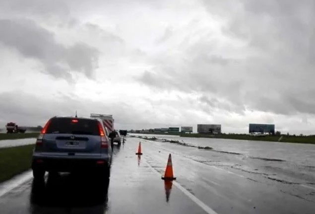 Otro micro con niños varado por la inundación: 37 chicos atrapados hace más de 10 horas en la ruta | Información General