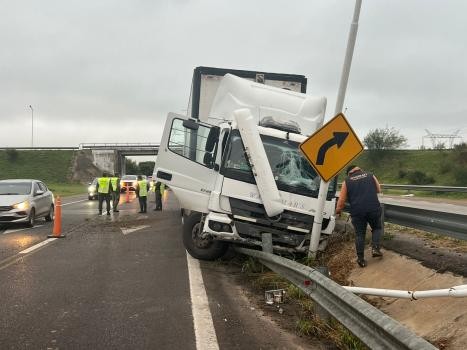 Fuerte choque en la RN 168: camionero se durmió y se estrelló contra el guardarrail | Policiales