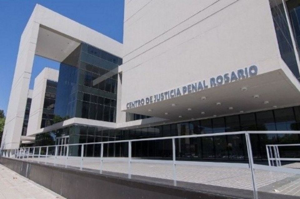 Roldán: investigan a dos policías acusados de abusar de una adolescente | Policiales