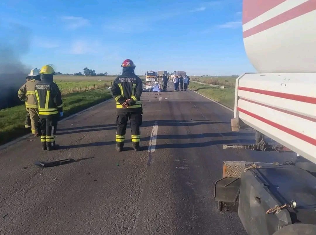 Tragedia en la Ruta 33: una ambulancia chocó contra un camión y hay dos muertos | Noticias