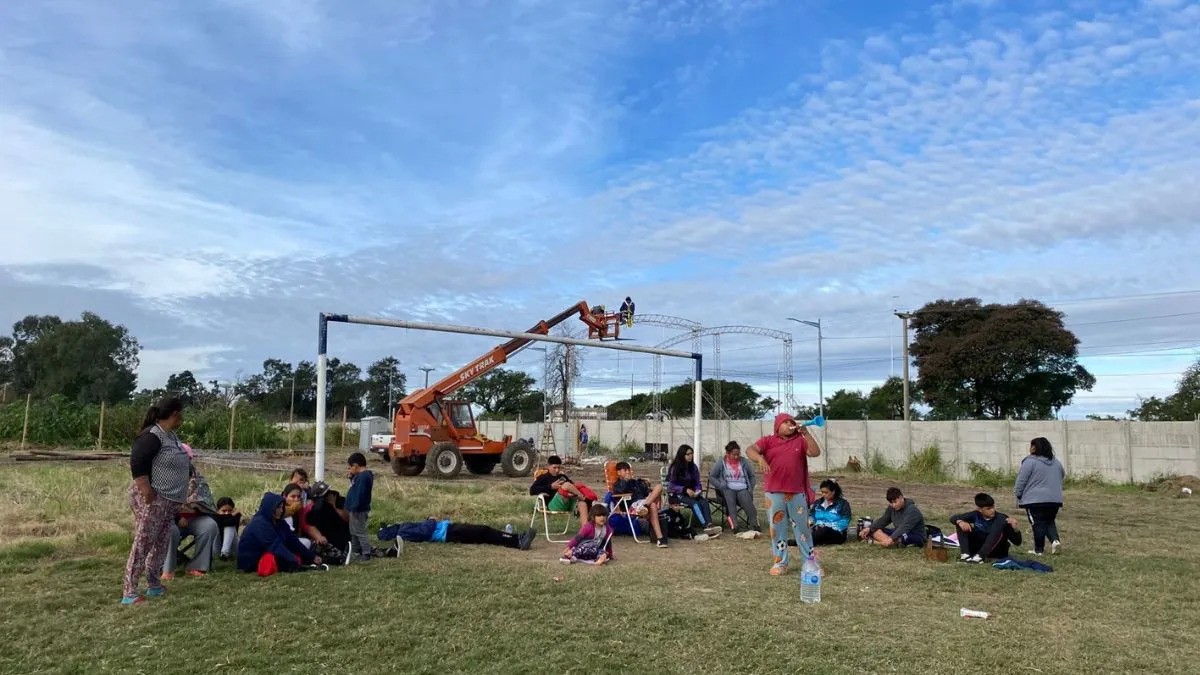 Realizaron un abrazo simbólico en el club Social y Deportivo Centenario para evitar su cierre | Información General