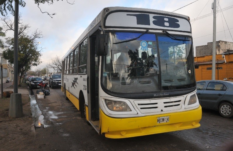 Detuvieron a tres jóvenes por causar disturbios arriba de la Línea 18 | Policiales