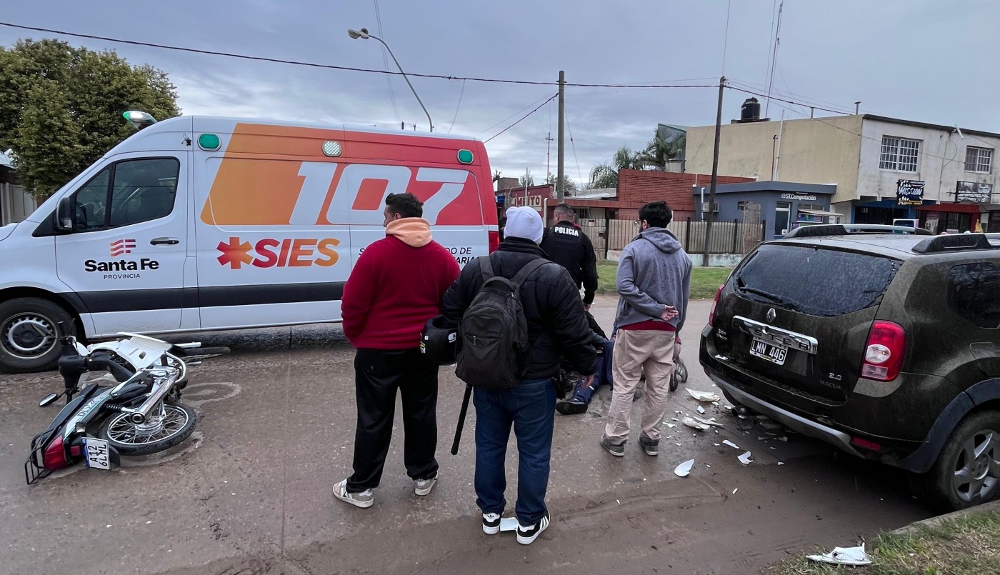 Un motociclista derrapó y choco un vehículo estacionado: debió ser internado | Información General