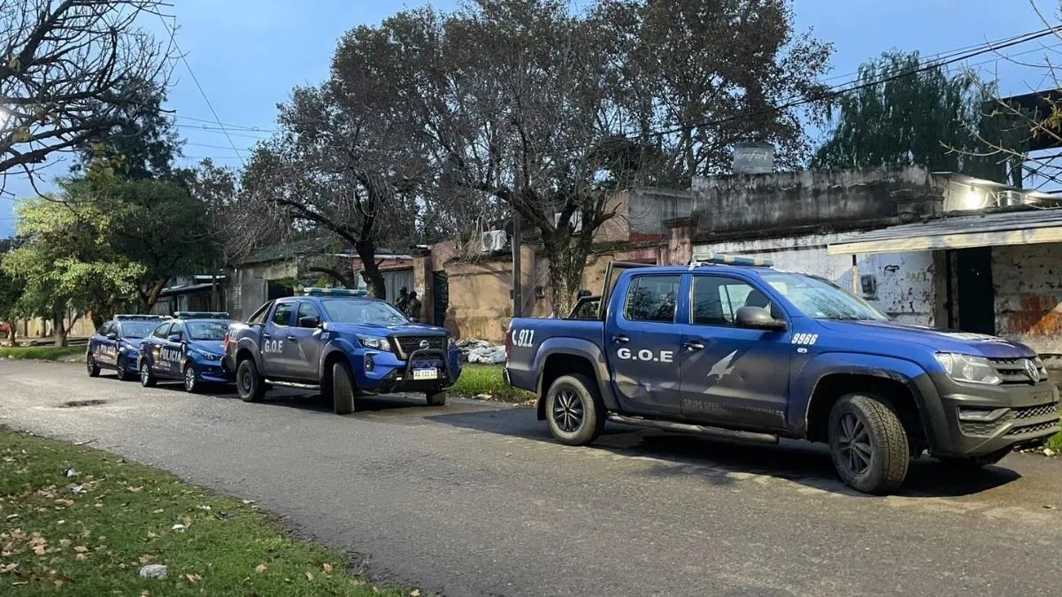 Barrio San Lorenzo: se realizaron múltiples allanamientos por estafas con tarjetas | Policiales