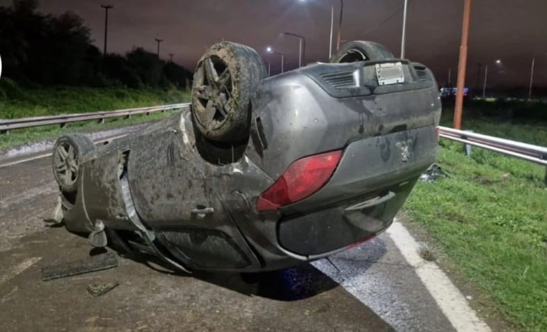 Se produjeron demoras en la Avenida Circunvalación Oeste por el vuelco de un auto | Policiales