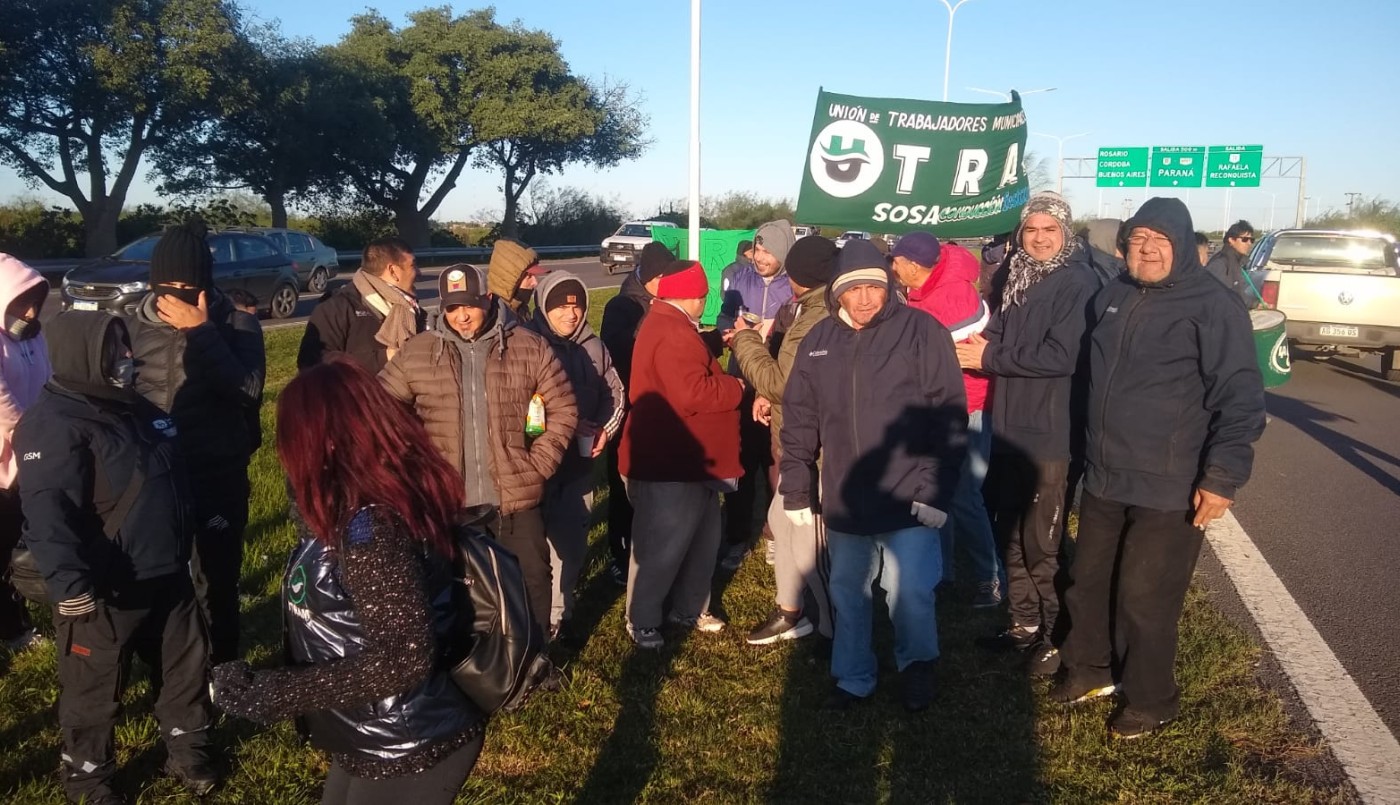 Trabajadores municipales de FESTRAM realizan corte en el acceso a la autopista | Información General
