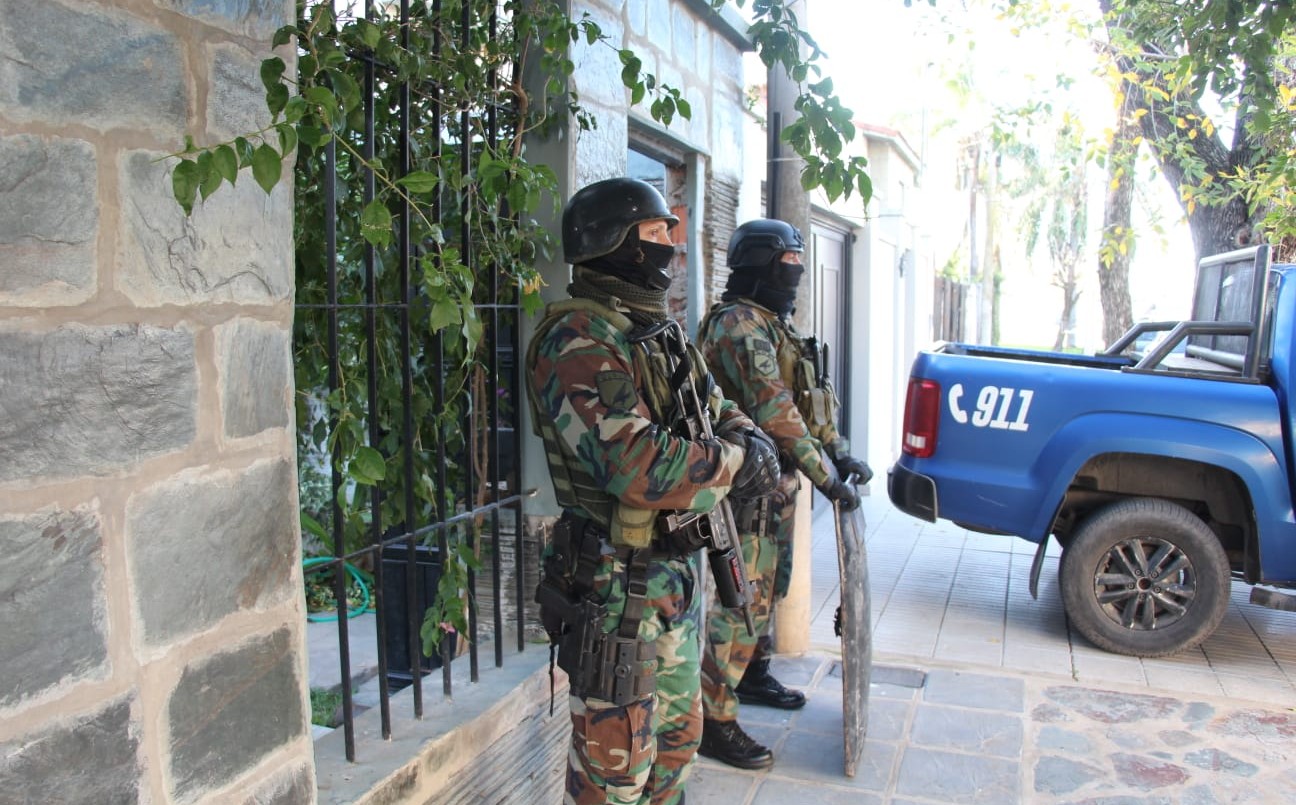 Detuvieron a cinco personas en una causa por estafas: tenían hasta lingotes de oro | Policiales