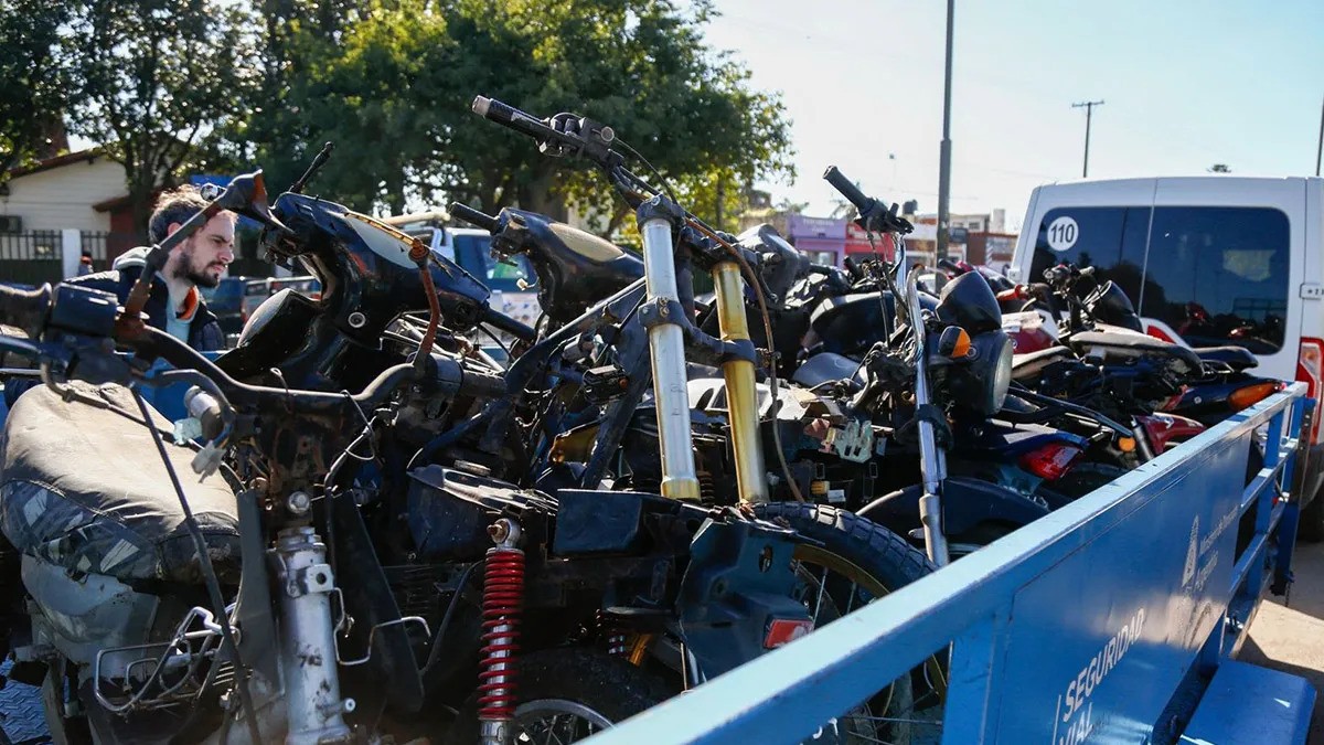 Santa Fe inicia la compactación de vehículos secuestrados en comisarías | Información General