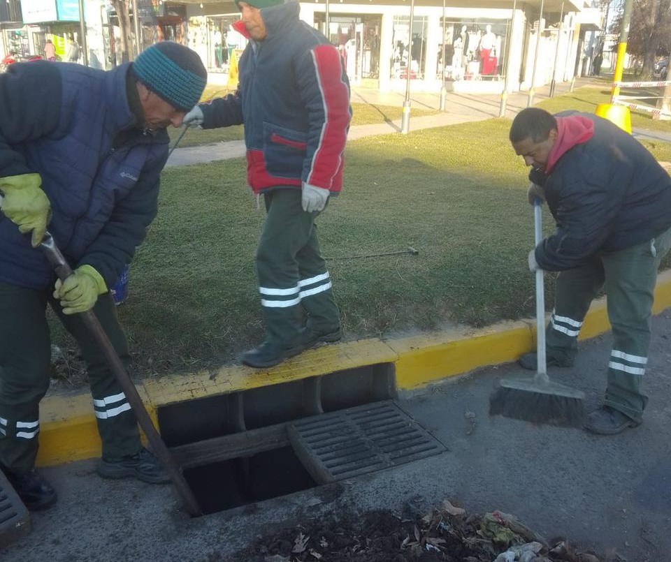 Ante el anuncio de lluvias, personal municipal limpia canales y desagües | Noticias