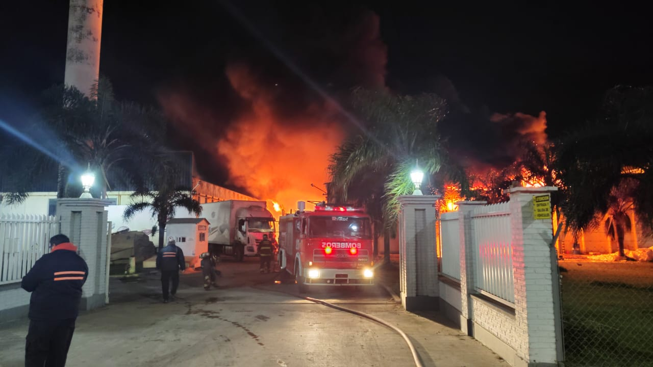 Un incendio destruyó gran parte de una fábrica de colchones en Rafaela | Información General