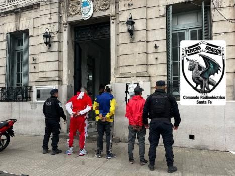 Quisieron robarse 46 bolsas de soja tras el descarrilamiento del tren Belgrano Cargas | Policiales