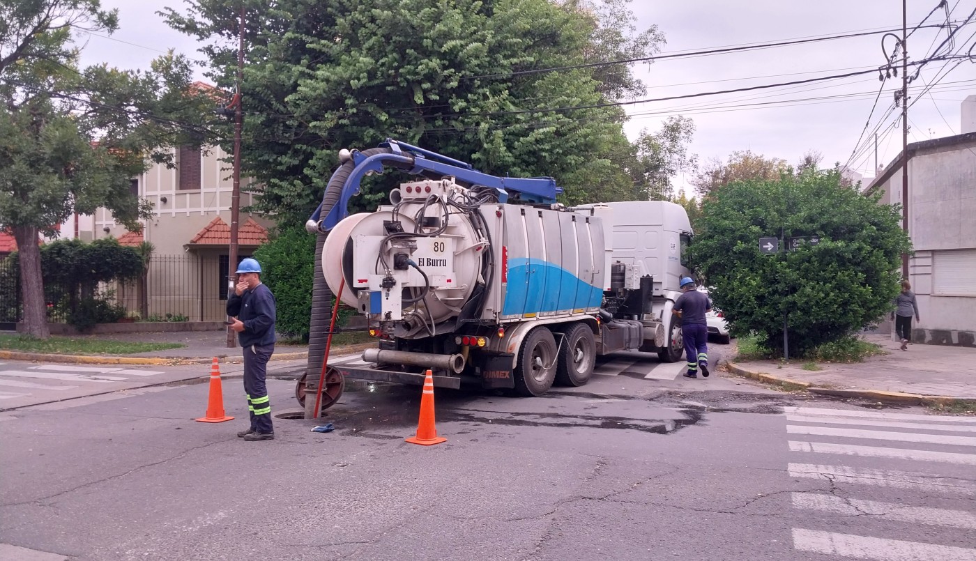 Continúa el operativo de mantenimiento de la red cloacal en Candioti Sur | Noticias