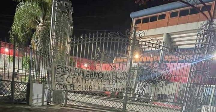 Sigue la interna de la barra en Unión: colgaron una bandera en el portón de ingreso | Deportes