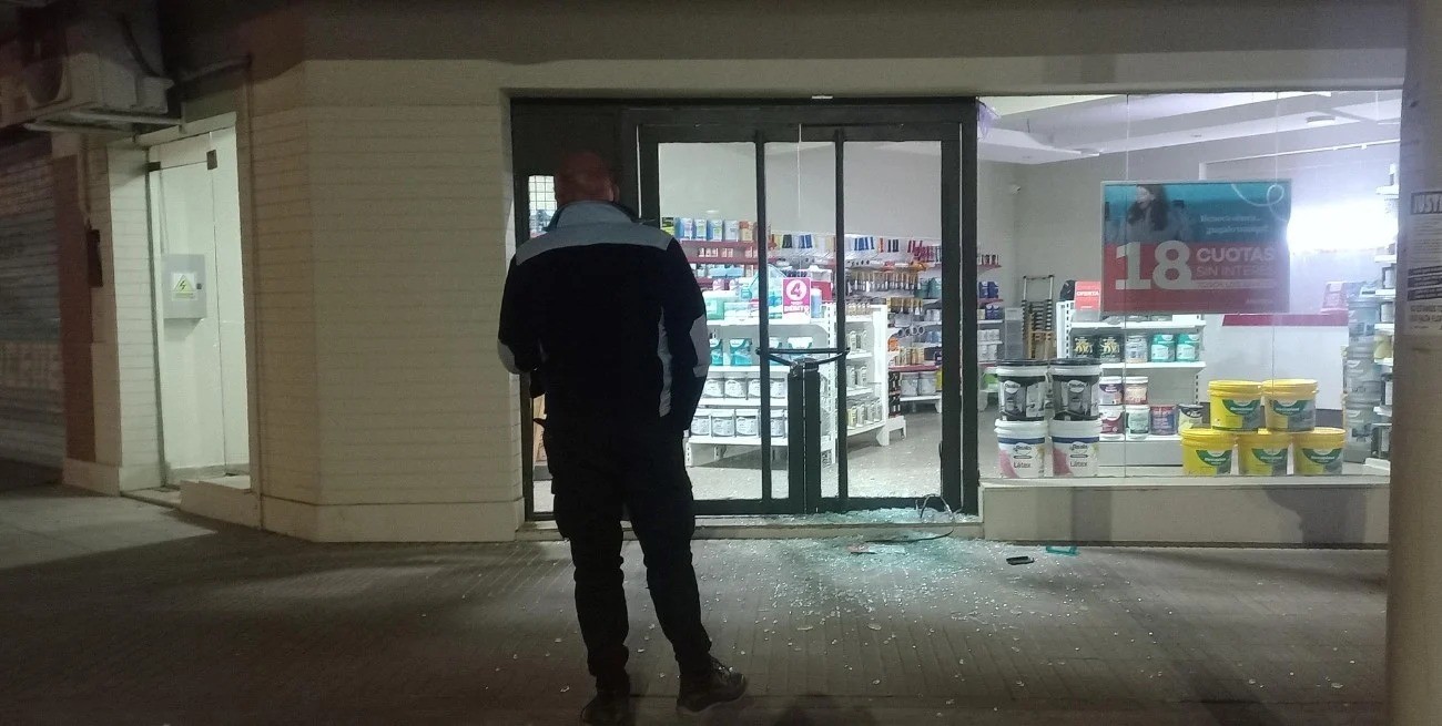 Rompieron el blíndex de un comercio en López y Planes al 4500 | Policiales