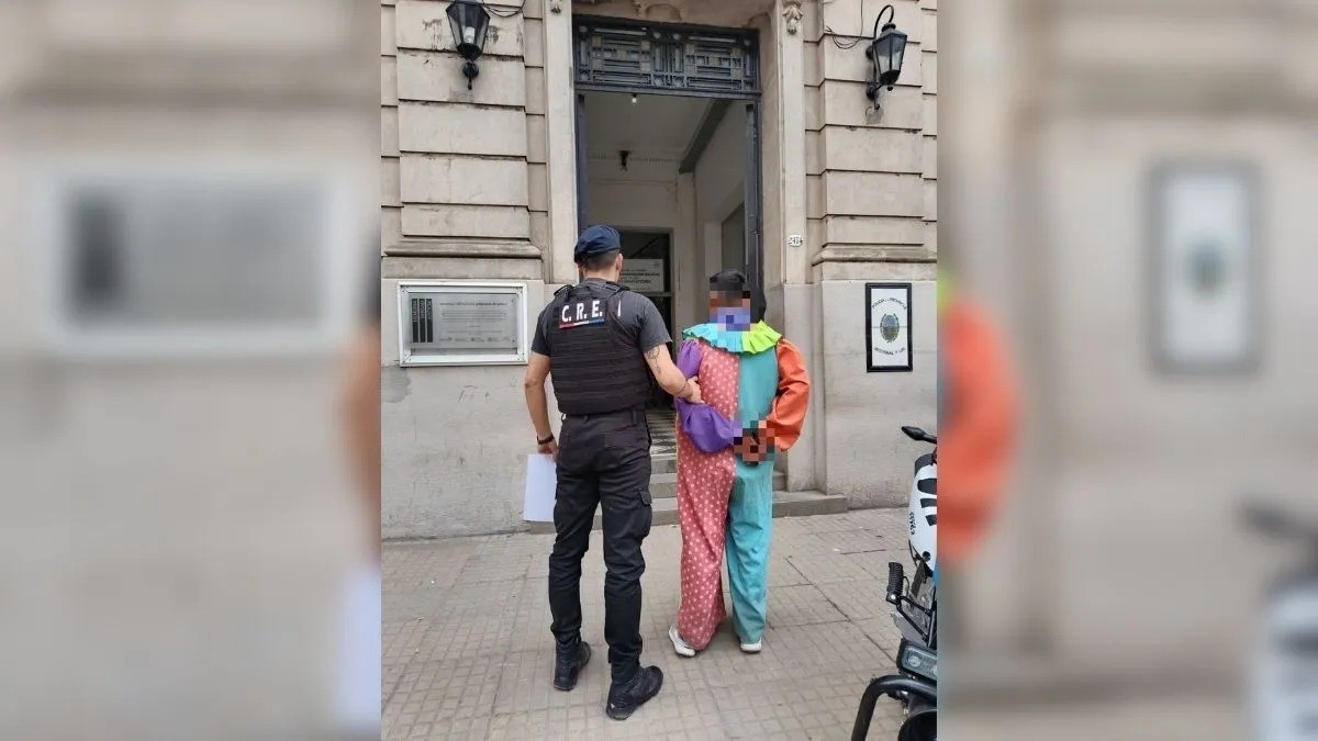 Detuvieron a un payaso por generar inconvenientes en la vía pública | Policiales