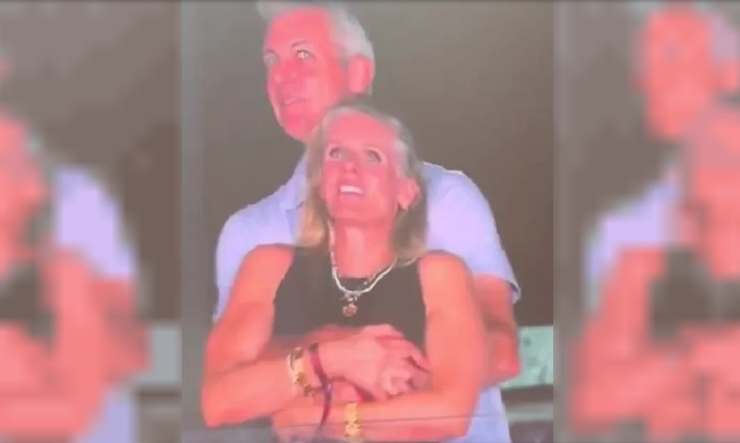 Amantes fueron captados por la Kiss Cam en el show de Coldplay | Información General