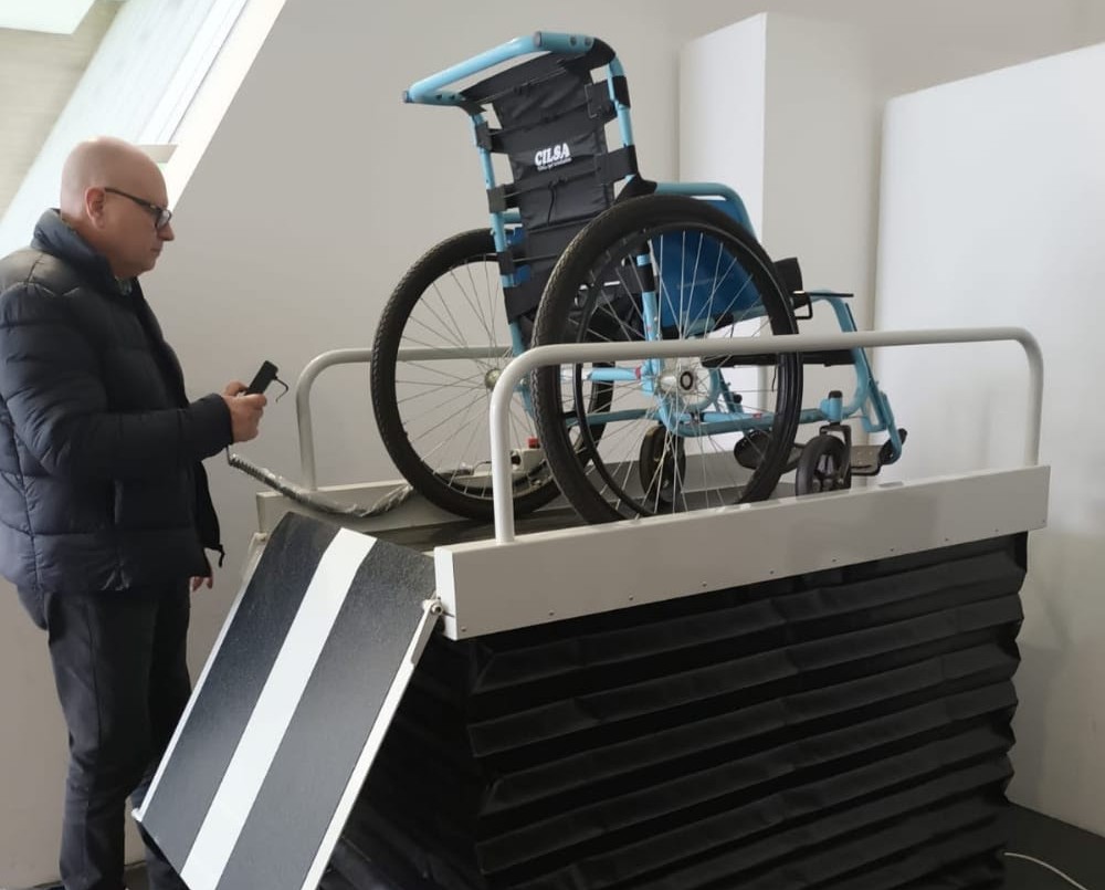 La Municipalidad incorporó un nuevo elevador para mejorar la accesibilidad en espacios públicos | Noticias