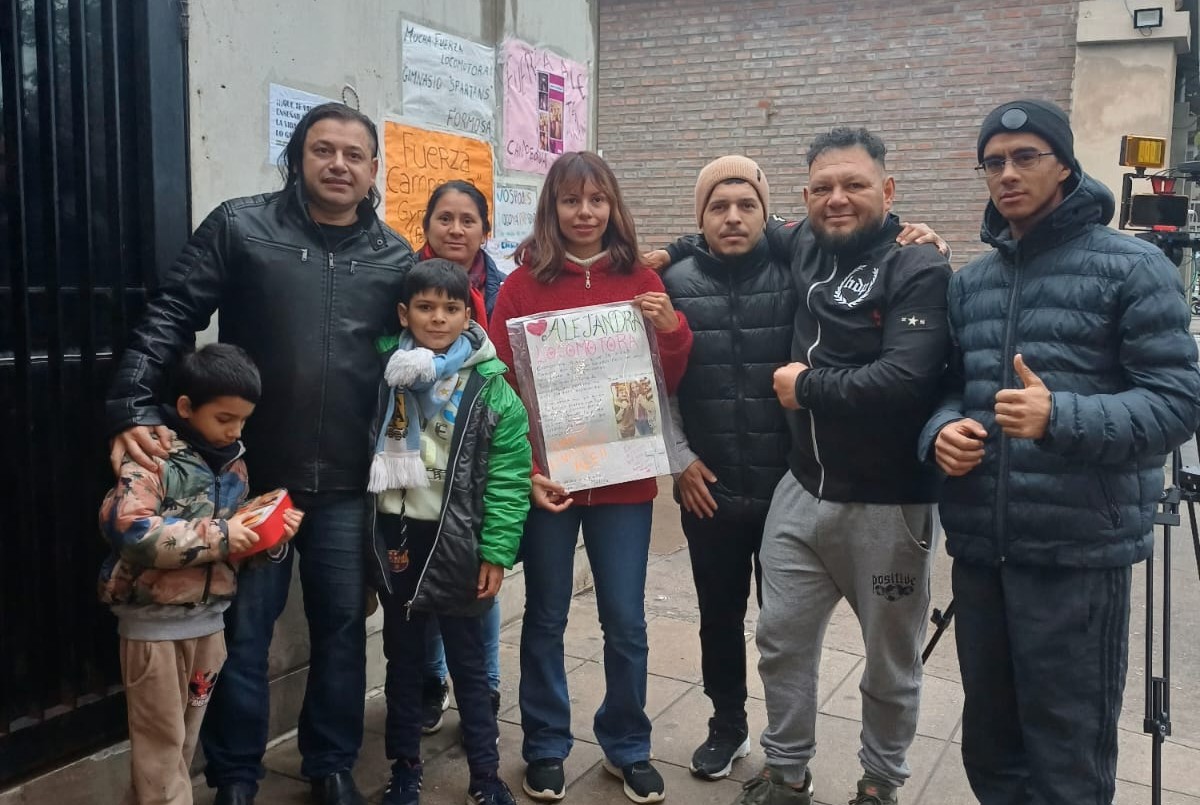 A pesar de la lluvia, un grupo de personas se acercó al Cullen para apoyar a la "Locomotora" | Noticias