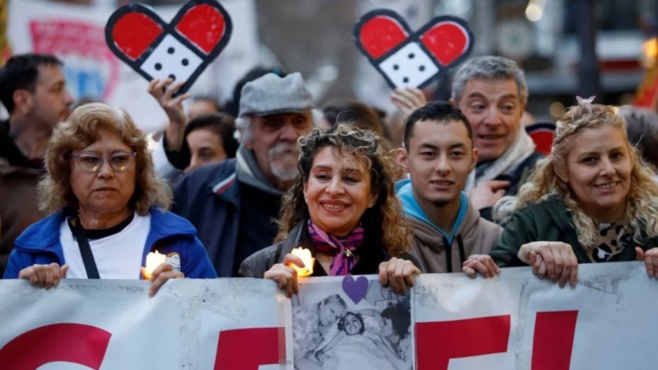 Trabajadores del Garrahan volvieron a reclamar por sus salarios con una marcha de velas al Obelisco | Nacionales