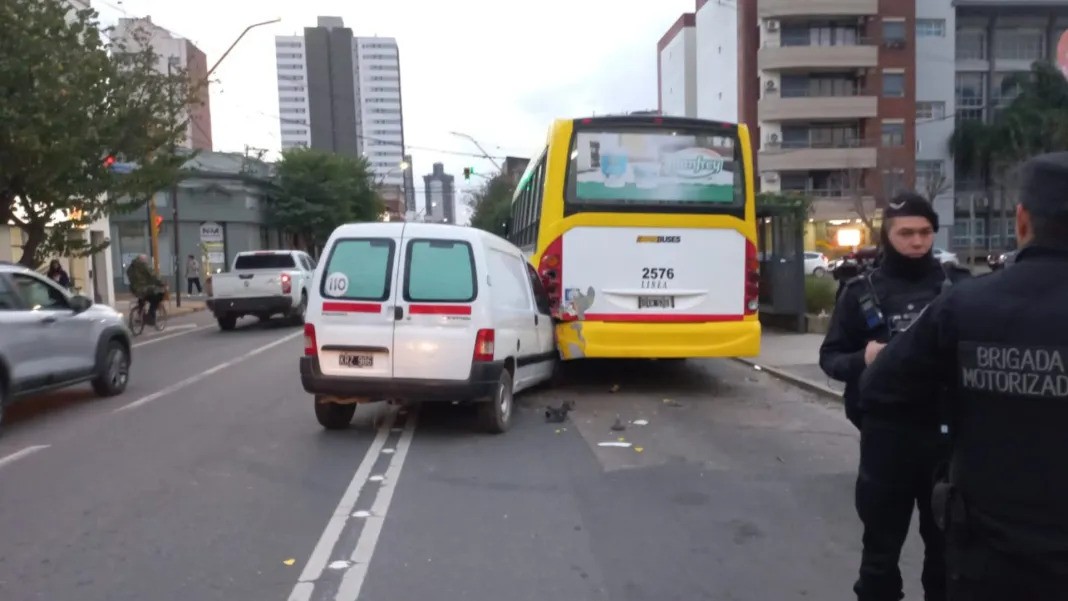 Impactante choque entre una camioneta y un colectivo frente a Plaza España | Información General
