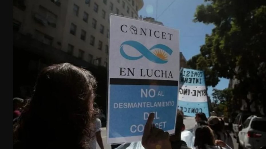 En medio del furor por el streaming, trabajadores del CONICET paran 48 horas con acampe y movilización | Nacionales