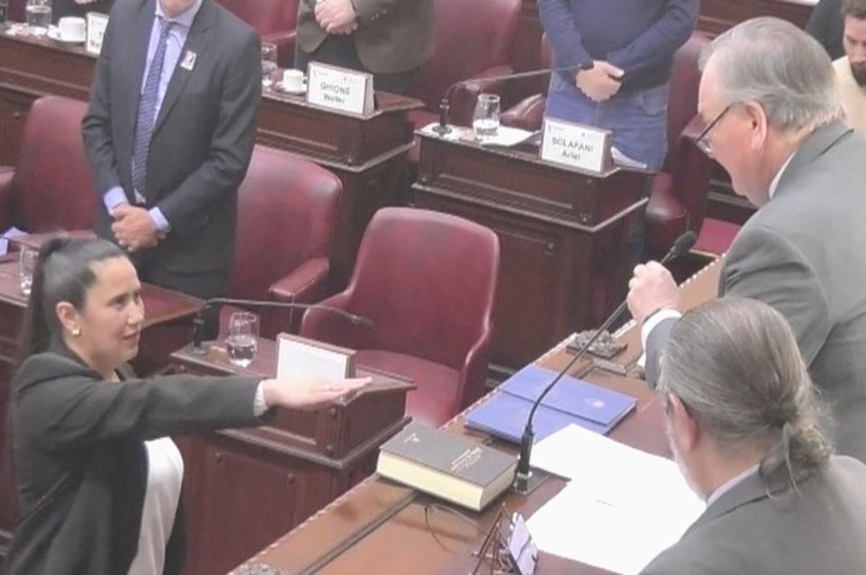 Convención Constituyente: Verónica Colombo juró en reemplazo de Locmotora Oliveras | Información General