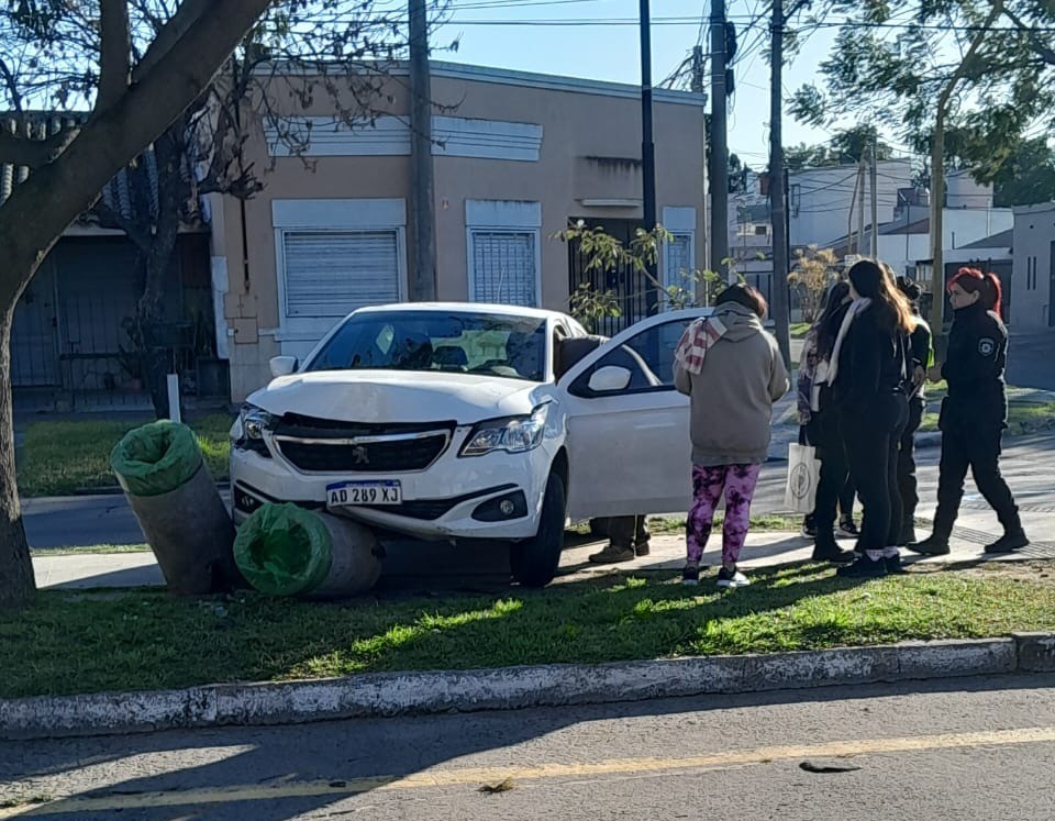 Avenida Galicia: una mujer se descompensó al volante y chocó contra un tacho de basura | Información General
